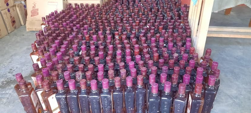 छापेमारी में भारी मात्रा में विदेशी शराब बरामद, थानाध्यक्ष समेत 4 घायल