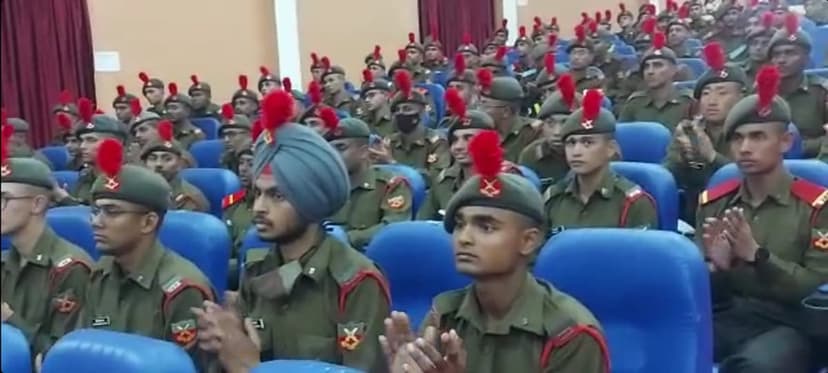 ट्रेनिंग के दौरान बेहतर प्रदर्शन करने वाले कैडेट को ओटीए गया के कमांडेंट ने किया पुरस्कृत