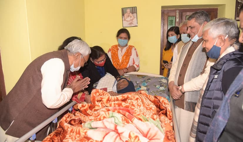फुर्सत मिलते ही गुरु से मिलने पहुंचे मुख्यमंत्री, लिया आशीर्वाद