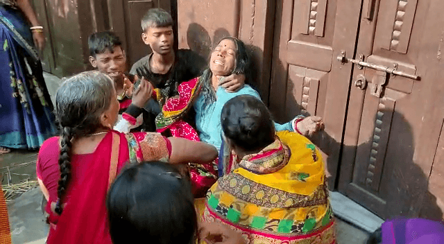 अपनी दुकान मे पूजा कर रहे दंपत्ति को अपराधियों ने मारी गोली