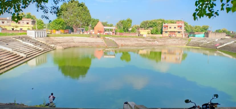 विभिन्न तालाबों और सरोवरों को सामाजिक सहयोग से सजाया गया