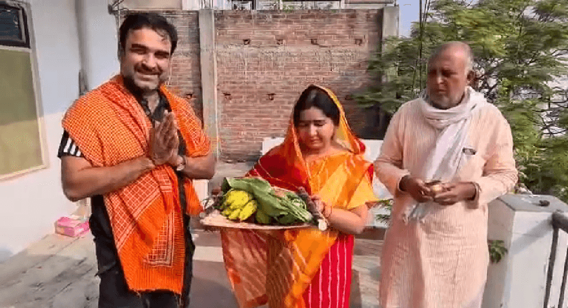 वहीं एक्टर पंकज त्रिपाठी ने भी अपने परिवार के साथ की पूजा अर्चना