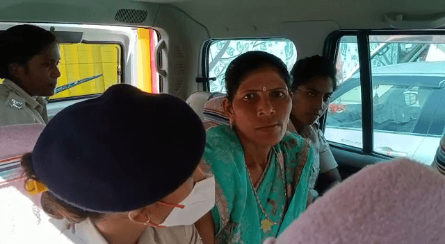 NALANDA में मुखिया प्रत्याशी द्वारा नामांकन के अवसर पर वोटरों को दिया जा रहा था मछली-चावल की पार्टी