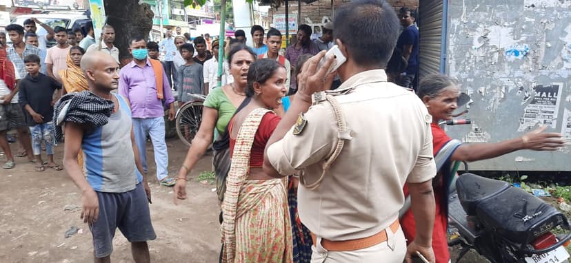 मौत से आक्रोशित हुए ग्रमीणों ने पावर हाउस के समक्ष किया हंंगामा