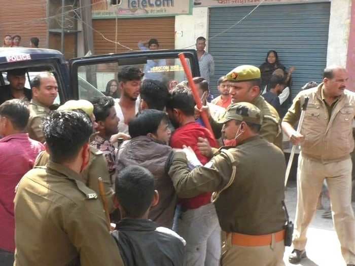 12 लोगो को लिया गया हिरासत में......