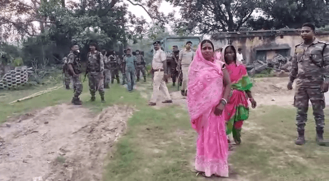 पति के तलाक की अर्जी से परेशान पत्नी धनबाद के बाघमारा थाना परिसर में आत्महत्या की कोशिश की