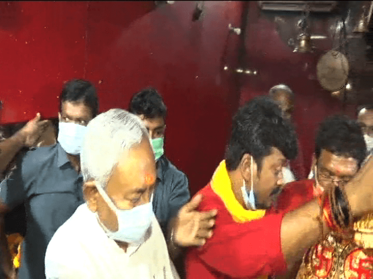पूजा अर्चना के बाद CM ने राज्यवासियों को दुर्गापूजा की दी बधाई