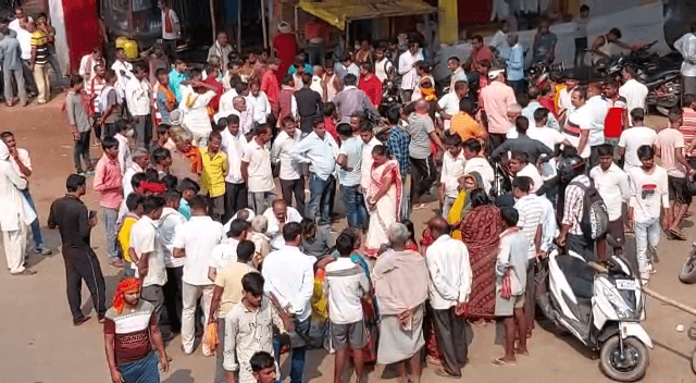 आक्रोशित परिजन ने प्रशासन पर लापरवाही का आरोप लगा बिहटा में किया हंगामा
