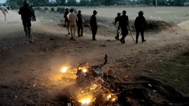 लोहरदगा में हुए बवाल में कई गाड़ियां,दुकान और घरों में उपद्रवियों ने लगाई आग..अब हालात काबू में