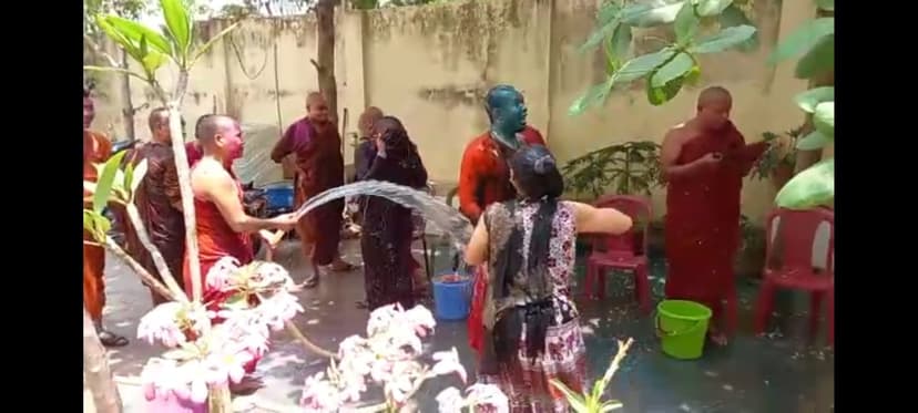 कई देशों के बौद्ध भिक्षुओं ने भाग लिया,एक-दूसरे को लगाया रंग-गुलाल