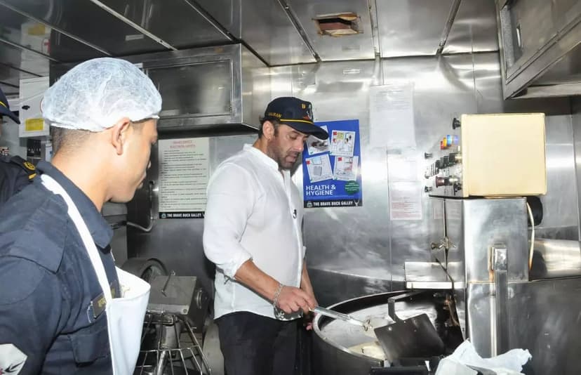 जवानों से मिले सलमान खान, साथ बनाई रोटियां लगाया पुश अप्स