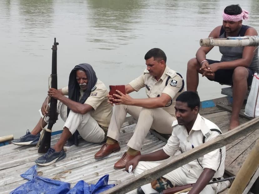 SDPO ने की छापेमारी, 4 नाव जब्त