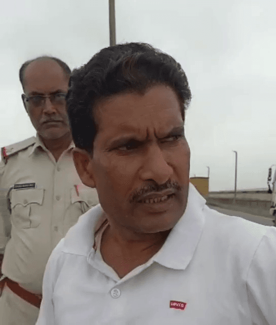औरंगाबाद में सोन नदी में गिरे व्यक्ति को निकालने के लिए थानेदार कमलेश पासवान वर्दी उतारकर खुद ही कूद पड़े..