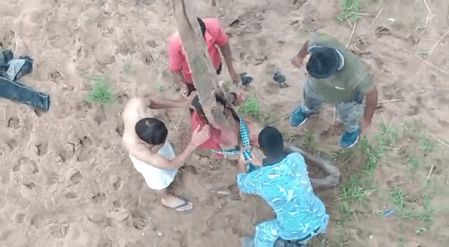 औरंगाबाद में सोन नदी में गिरे व्यक्ति को निकालने के लिए थानेदार कमलेश पासवान वर्दी उतारकर खुद ही कूद पड़े..