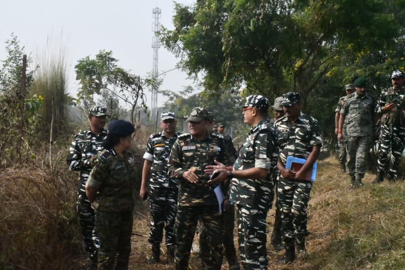 नक्सलियों के मांद में घुस CRPF की महिला IG ने की MEETING..