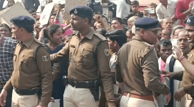 नीतीश के कार्यक्रम में नालंदा पुलिस की शिकायत करने पहुंच गई भीड़..