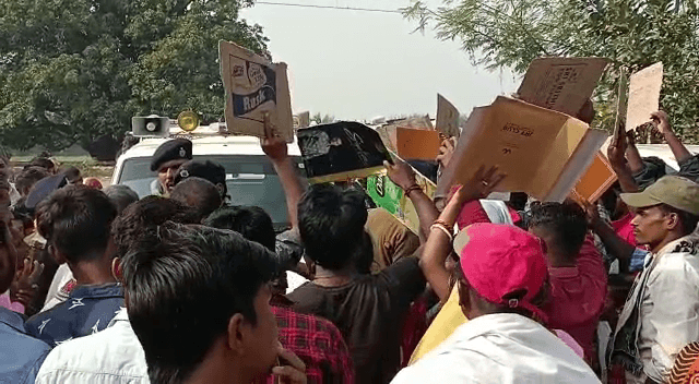 नीतीश के कार्यक्रम में नालंदा पुलिस की शिकायत करने पहुंच गई भीड़..
