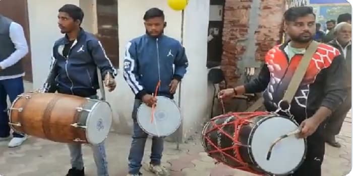 ढ़ोल—नगाड़े बजा रहे हैं केजरीवाल के समर्थक