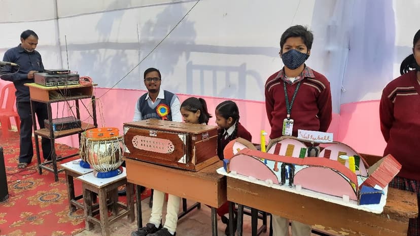 डीएवी के बच्चों ने लगाई प्रदर्शनी, दिखाया अपना हुनर