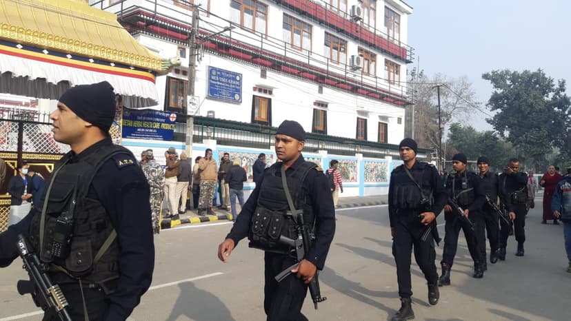 कड़ाके की ठंड में श्रद्धालुओं की लगी लंबी कतार, देखिए खास तस्वीरें