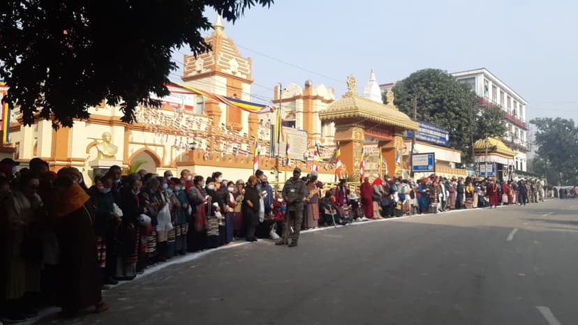 कड़ाके की ठंड में श्रद्धालुओं की लगी लंबी कतार, देखिए खास तस्वीरें