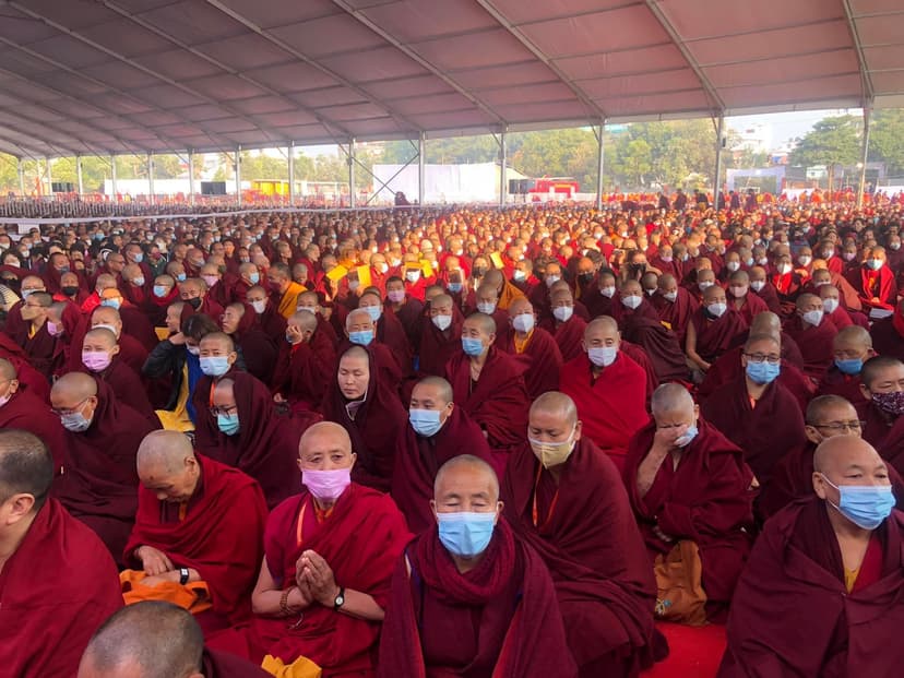 प्रवचन सुनने उमड़े श्रद्धालु, देखिये खास तस्वीरें