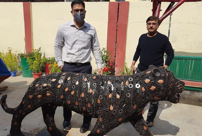 ऑटोमोबाइल कबाड़ से बनाया कलाकृति, देख आप हो जायेंगे अचंभित