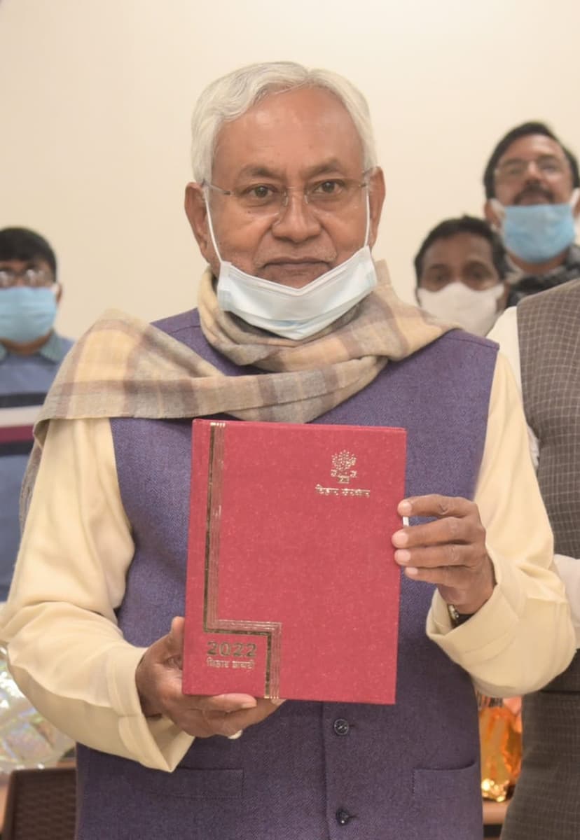 बिहार के CM नीतीश कुमार ने नए साल की डायरी और कैलेंडर का किया लोकार्पण