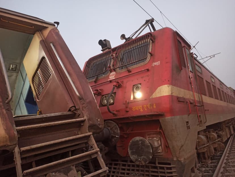 पटना से गुवाहाटी जा रही ट्रेन हुई बेपटरी, मची चीख पुकार