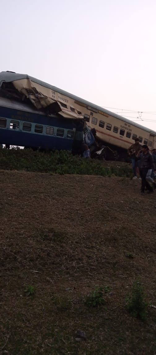 पटना से गुवाहाटी जा रही ट्रेन हुई बेपटरी, मची चीख पुकार