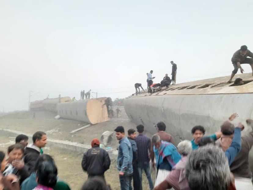 पटना से गुवाहाटी जा रही ट्रेन हुई बेपटरी, मची चीख पुकार