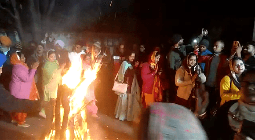 पारंपरिक गीतों से गुंजायमान हुआ शहर, देखें खास तस्वीरें