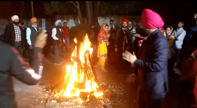 पारंपरिक गीतों से गुंजायमान हुआ शहर, देखें खास तस्वीरें