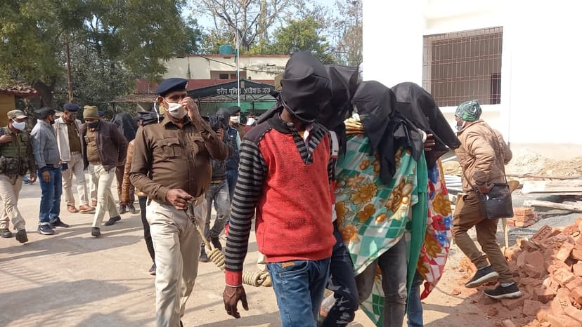 गया पुलिस ने होटल में छापा मार दो महिला समेत 15 को पकड़ा,कई सफेदपोश भी आए गिरफ्त में