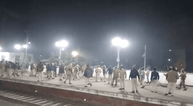 रेलवे की NTPC परीक्षा परिणाम में धांधली का आरोप लगा हजारों छात्रों ने कई घंटे तक स्टेशन पर काटा बवाल