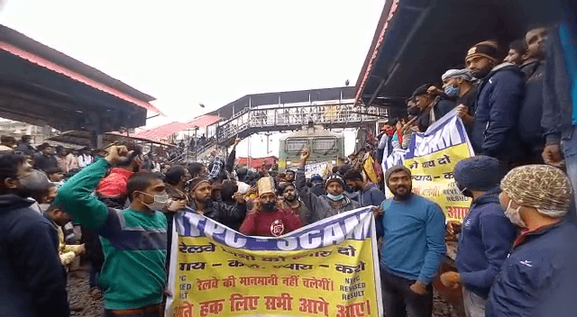 रेलवे की NTPC परीक्षा परिणाम में धांधली का आरोप लगा हजारों छात्रों ने कई घंटे तक स्टेशन पर काटा बवाल