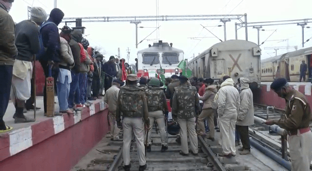 बिहार बंद को लेकर दरभंगा में आन्दोलनकारियों ने ट्रेन रोक कर किया प्रदर्शन
