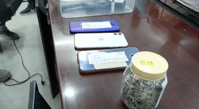 वैशाली जिला पुलिस ने चोरी के आभूषण एवं मोबाइल के साथ तीन आरोपी को किया गिरफ्तार..