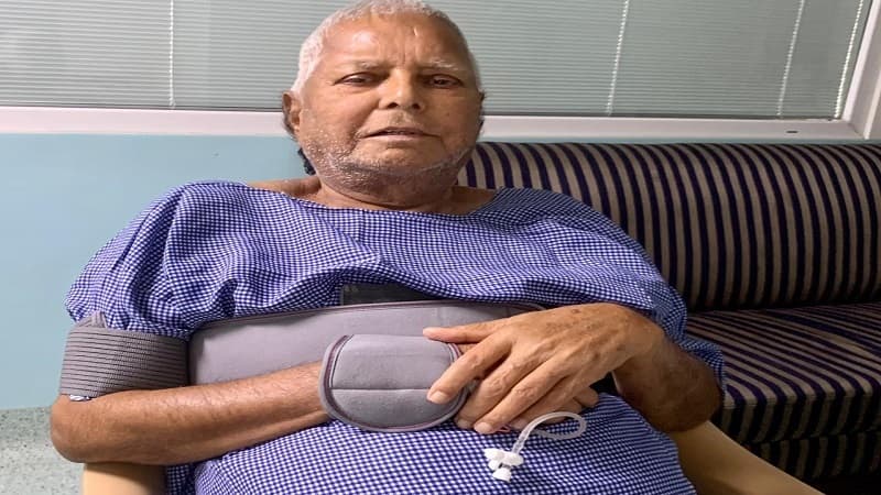 लालू की तबियत में सुधार, सुबह खिचड़ी खाने को दिया, उठकर बैठे और मुस्कुराने लगे