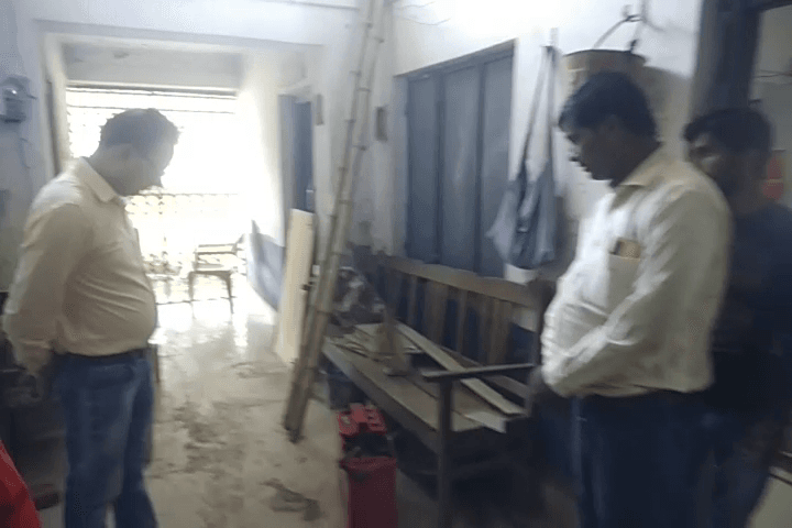 झमाझम बारिश के बीच बक्सर प्रखंड कार्यालय पर गिरी आकाशीय बिजली..सारा सिस्टम हुआ ठप ...