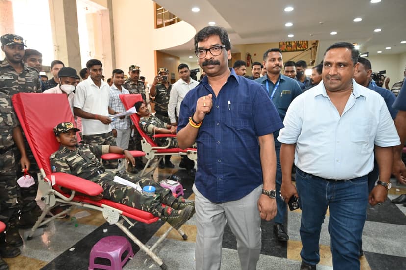 सीएम हेमंत सोरेन ने किया रक्तदान...आम जनता से बढ़-चढ़कर रक्तदान करने का आग्रह...