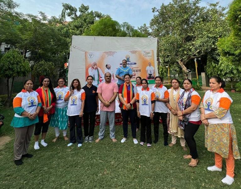 छात्र छात्रा एवं युवाओं के साथ कई अधिकारी और मंत्रीजी ने किया योगाभ्यास