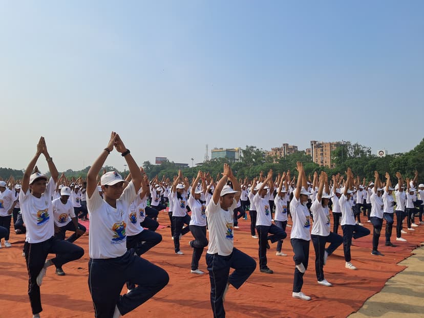 छात्र छात्रा एवं युवाओं के साथ कई अधिकारी और मंत्रीजी ने किया योगाभ्यास