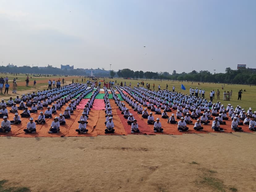 छात्र छात्रा एवं युवाओं के साथ कई अधिकारी और मंत्रीजी ने किया योगाभ्यास