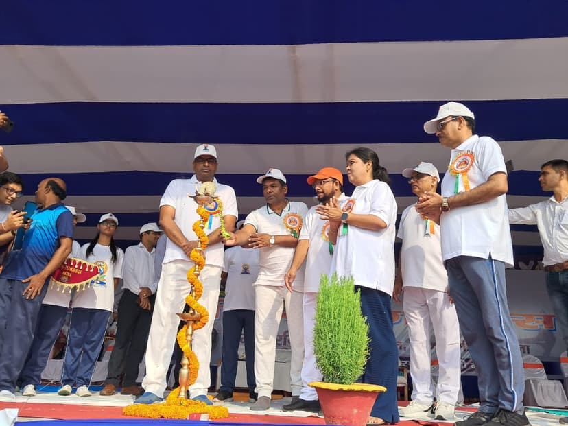 छात्र छात्रा एवं युवाओं के साथ कई अधिकारी और मंत्रीजी ने किया योगाभ्यास