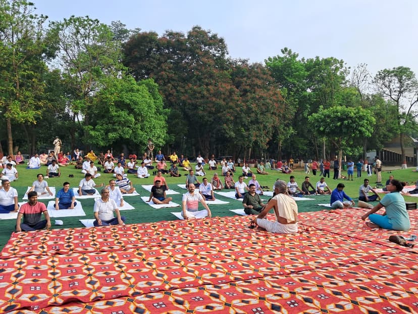 छात्र छात्रा एवं युवाओं के साथ कई अधिकारी और मंत्रीजी ने किया योगाभ्यास