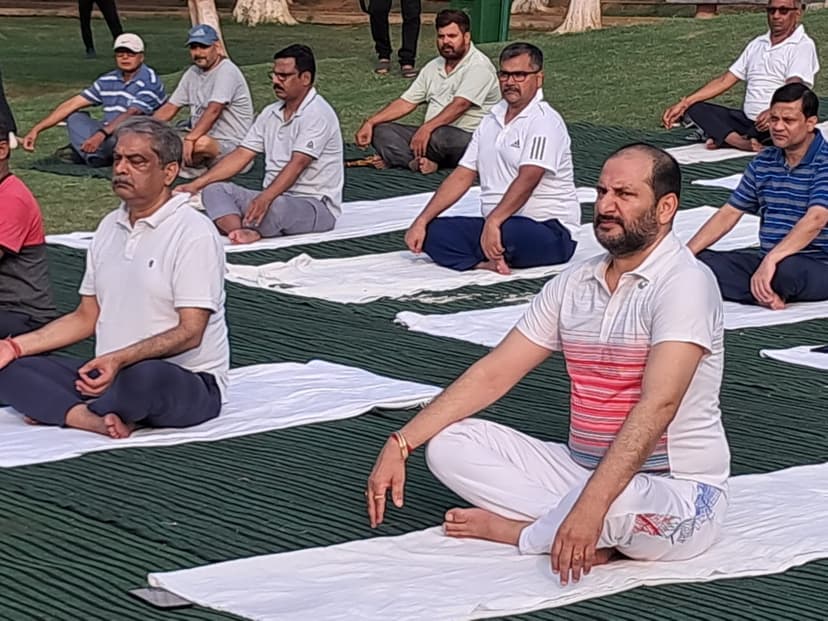 छात्र छात्रा एवं युवाओं के साथ कई अधिकारी और मंत्रीजी ने किया योगाभ्यास