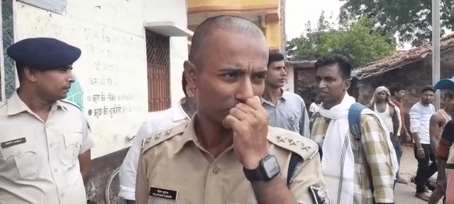 हथियारबंद अपराधियों ने बैंक से 12 लाख से ज्यादा की लूट कर ली..साथ में CCTV भी लेते गए..