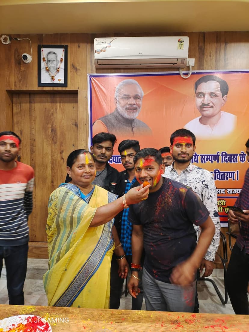 मंत्री राम सूरत कुमार के आवास पर मना जश्न, उड़े रंग और गुलाल