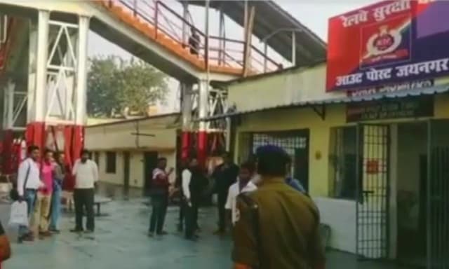 दरभंगा-जयनगर ट्रेन में मजिस्ट्रेट चेकिंग से मचा हड़कंप.. टिकट जांच में धराए कई VIP